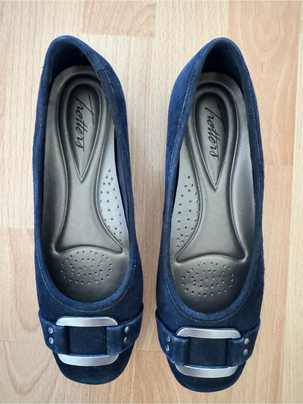 Trotters Women's Sizzle Flat,Dark Blue, size 7.5 like new